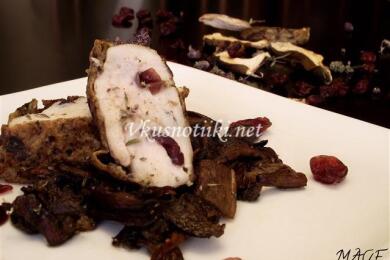 Шпековано пилешко филе с червени боровинки