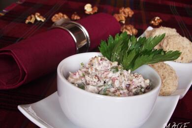 Пикантен дип с орехи