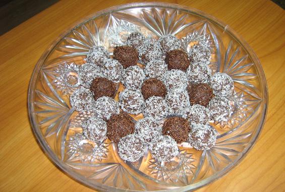 Бисквитени топчета в кокосови стърготини и шоколадови пръчици