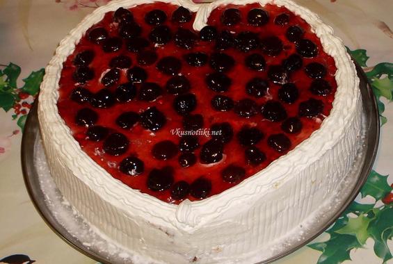Пандишпанова торта със сметана и сладко от вишни