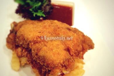 Панирана пилешка пържола с шунка, гъби и  кашкавал