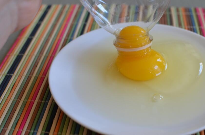 Как лесно да отделим жълтъците от белтъците?