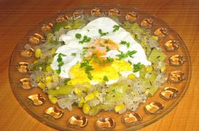 Яйце върху канапе от задушени зеленчуци