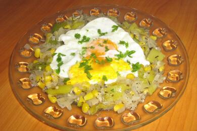 Яйце върху канапе от задушени зеленчуци