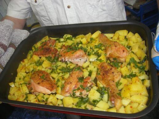 Пилешко месо с картофи