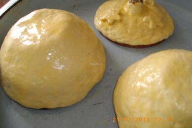 Тестени гювечета с чушки в доматен сос