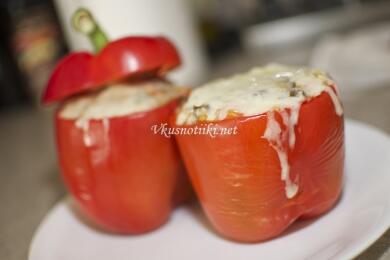 Чушки с ориз, кайма и бял сос