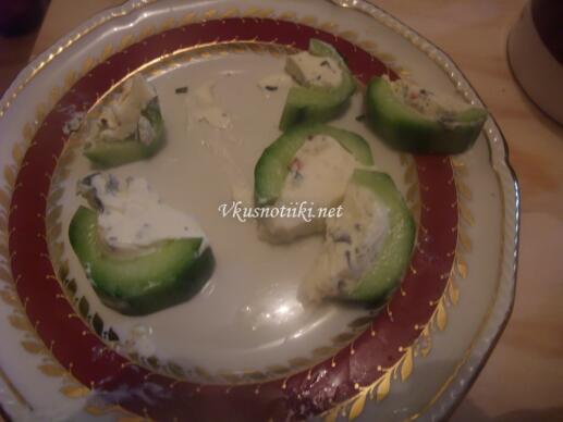 Пълнени краставици със сирене