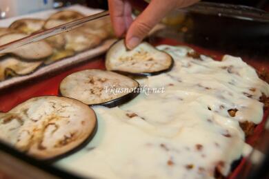 Мусака с кайма и сини домати