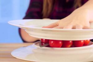 Как бързо да нарежем малки плодове и зеленчуци (като чери домати и череши)?