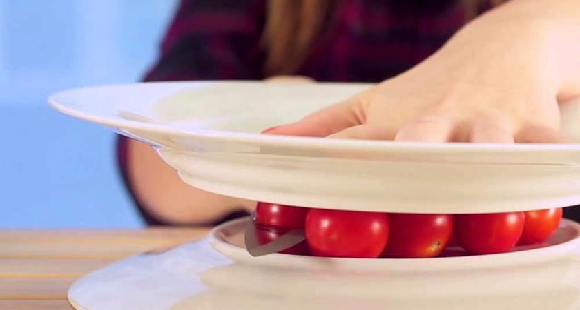 Как бързо да нарежем малки плодове и зеленчуци (като чери домати и череши)?