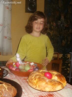 Козунак с локум, стафиди, портокалови и лимонени корички