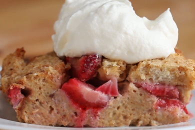 Лесен хлебен пудинг с ягоди и френски крем