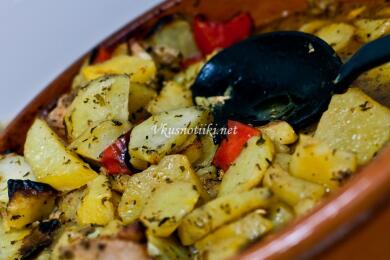 Месо с картофи и чубрица в гювеч или огнеопорно стъкло