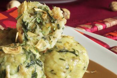 Кнедли с рукола и шамфъстък