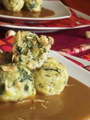 Кнедли с рукола и шамфъстък