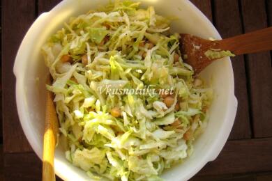 Салата от зеле и ананас