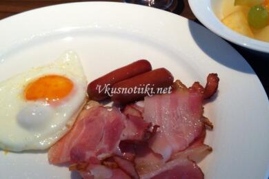 Яйца с бекон и лук