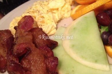 Яйца с бекон и лук