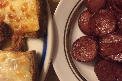 Сандвич с кашкавал и печен салам