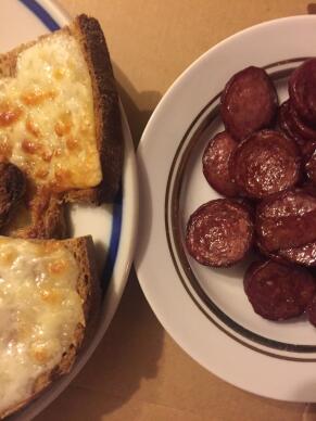 Сандвич с кашкавал и печен салам