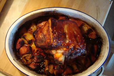 Свинско с кестени и дюли