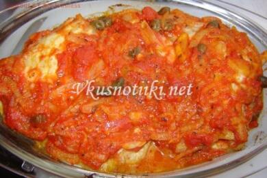 Печена риба с доматен сос