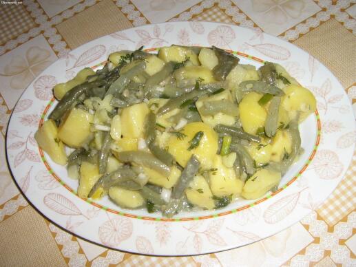 Картофи и зелен фасул с копър и чесън