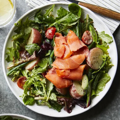 Салата Ница (Niçoise) с пушена сьомга