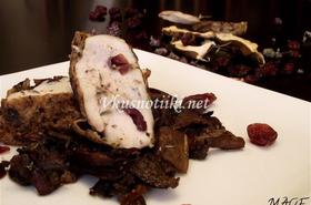 Шпековано пилешко филе с червени боровинки