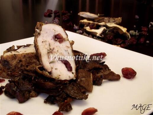 Шпековано пилешко филе с червени боровинки