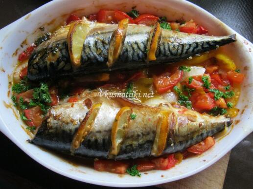 Пържени скумрии  с доматен сос и гъби