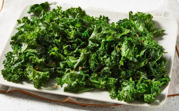 Лесно къдраво зеле (кейл) с чесън