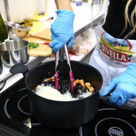 Спагети с мастило от сепия и морски дарове