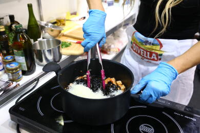 Спагети с мастило от сепия и морски дарове