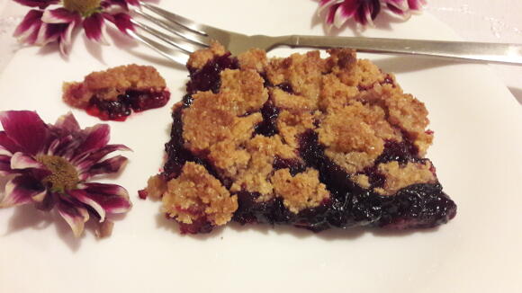 Хрупкав десерт с горски плодове /Криспи/