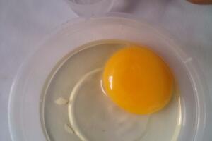 Как да премахнем черупките яйца от купата?