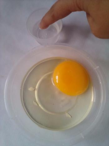 Как да премахнем черупките яйца от купата?