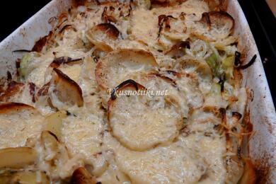 Картофи на фурна със сос