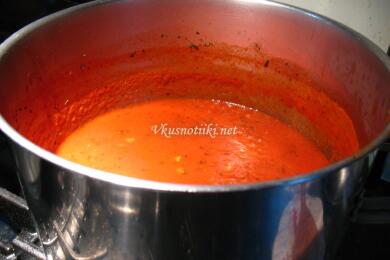 Пържен праз с домати и маслини 