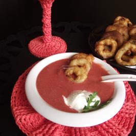 Супа от червено цвекло с лучени кръгчета