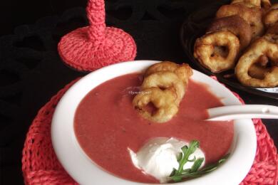 Супа от червено цвекло с лучени кръгчета