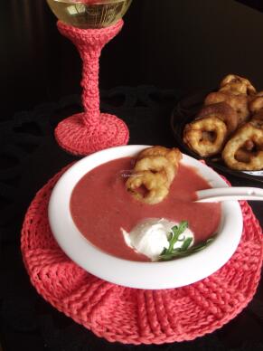 Супа от червено цвекло с лучени кръгчета