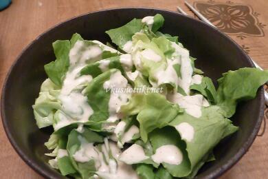 Зелена салата с кисело мляко