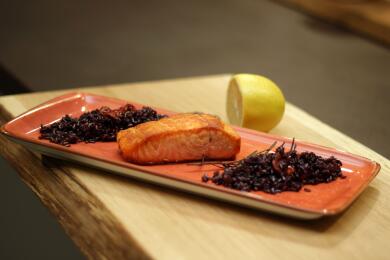 Филе сьомга с черен ориз и чесън от Spaghetti Kitchen