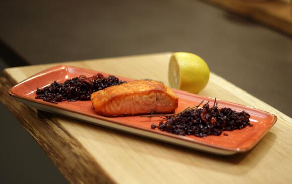 Филе сьомга с черен ориз и чесън от Spaghetti Kitchen