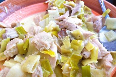 Пиле с праз и сметана