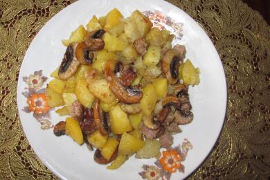 Свинско месо с картофи и гъби