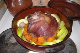 Свински джолан с кожичка в гювеч