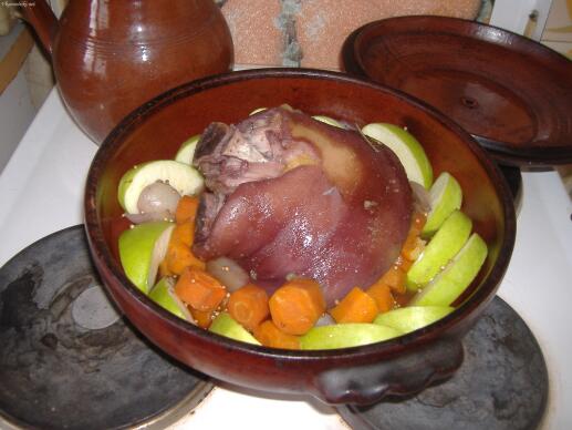 Свински джолан с кожичка в гювеч